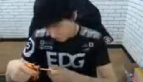 网友给EDG定制IEM奖牌，厂长收到之后笑出声