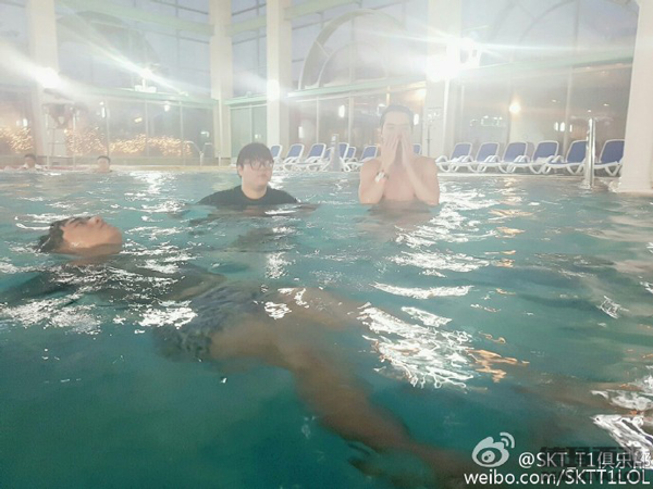 浮在水面上的SKT