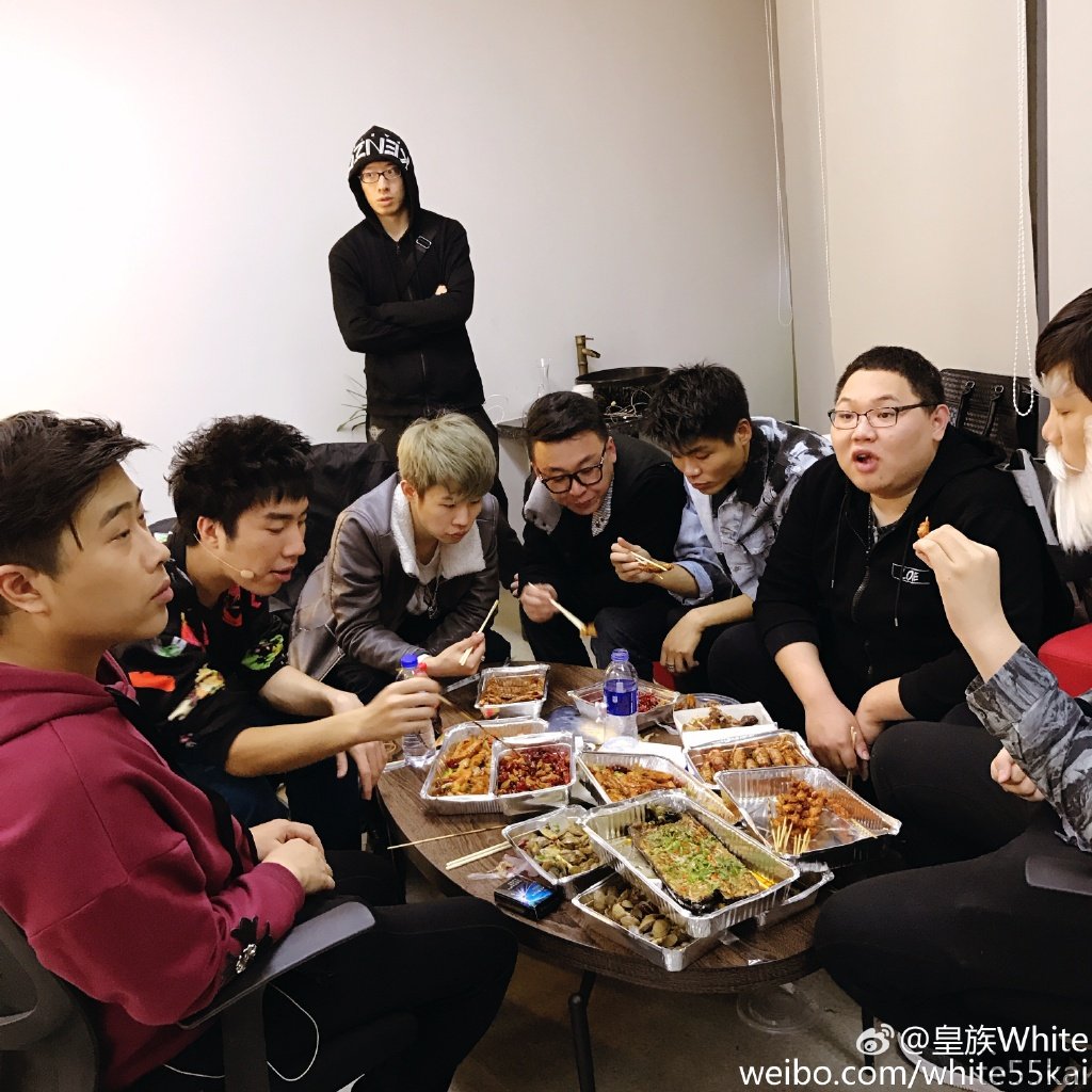 LOL主播大聚会 网友调侃身价过亿