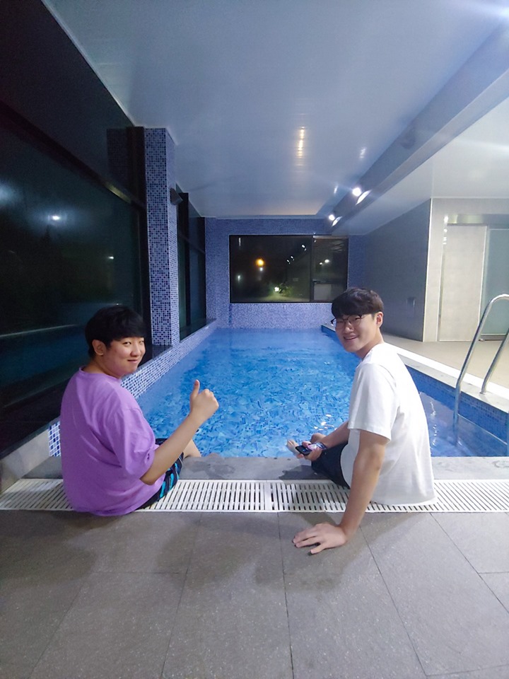 SKT战队官推晒团建图：全员集合点赞