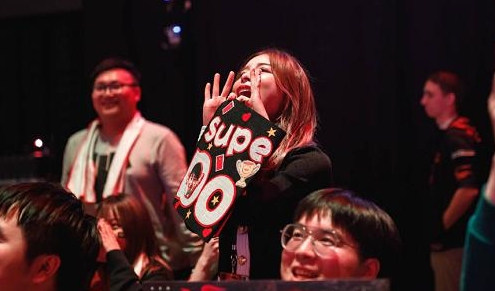 世界赛两大场外BUFF：Caps爸爸最感人