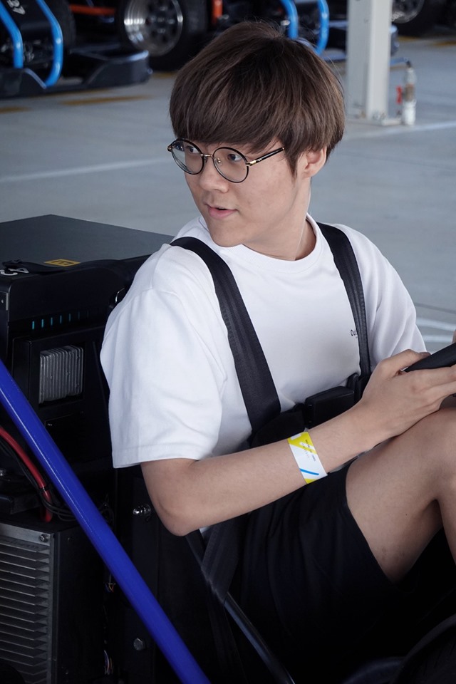 SKT战队官推晒团建图：全员集合点赞