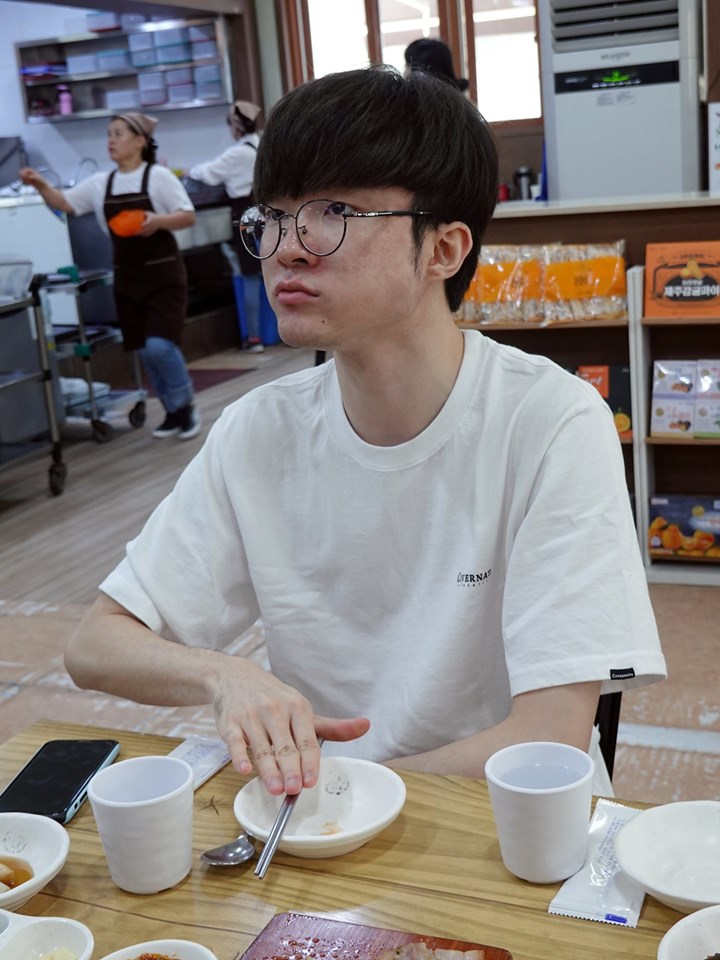 SKT战队官推晒团建图：全员集合点赞