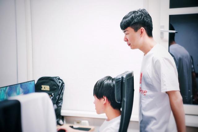 RNG欧服ID曝光：Uzi最长，小虎对严君泽念念不忘，狼行却找不到
