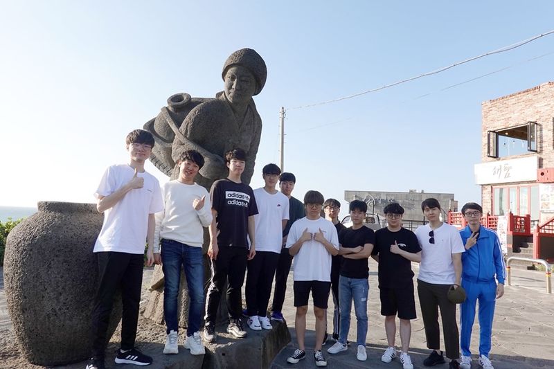 SKT战队官推晒团建图：全员集合点赞
