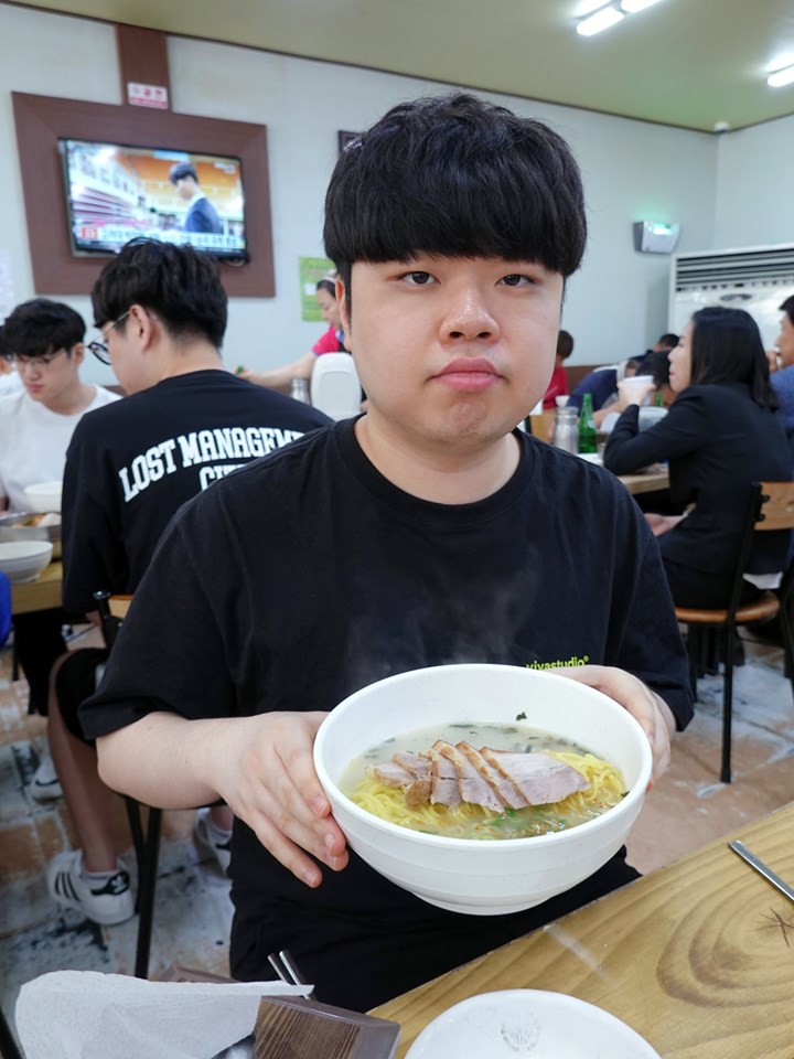 SKT战队官推晒团建图：全员集合点赞