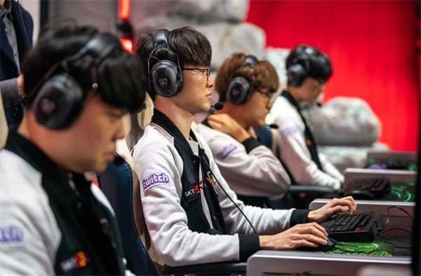RNG再战SKT争头名 Uzi能否复仇Faker