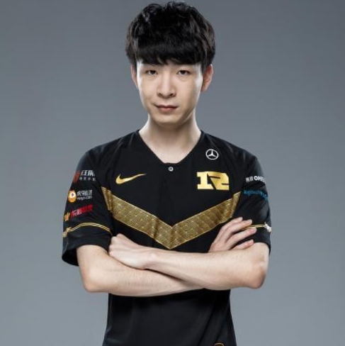 RNG成功战胜FNC 严君泽发博大赞狼行