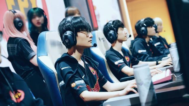 S9小组赛第五日前瞻：FPX争小组第一出线，野王小天成B组噩梦
