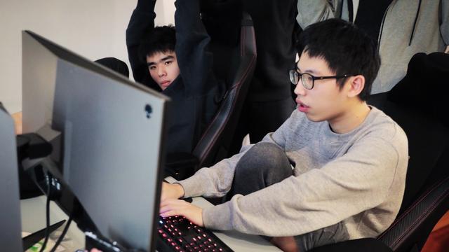 FPX夺冠的幕后功臣！杜克大学的女分析师，全联盟独一无二的存在