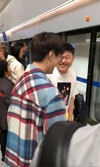 Uzi浦东机场迷路走丢 最后被Meiko找回