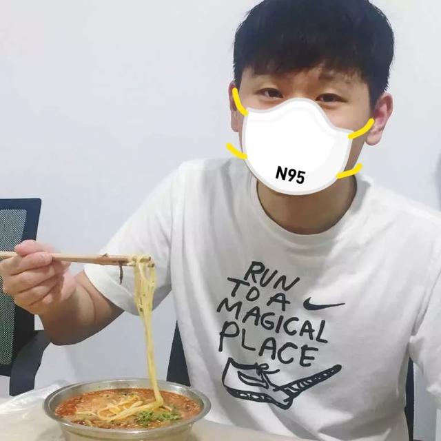 当LOL选手带上口罩：小明很高冷，Uzi嫌口罩太小，微笑是第一人