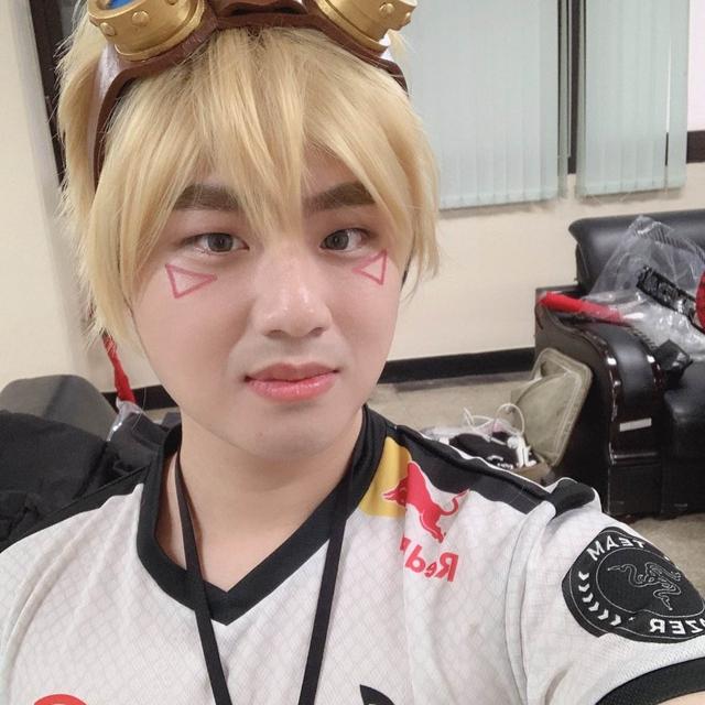 五位选手扮演EZ：阿水不是最帅，李哥很傻，他却想删照片