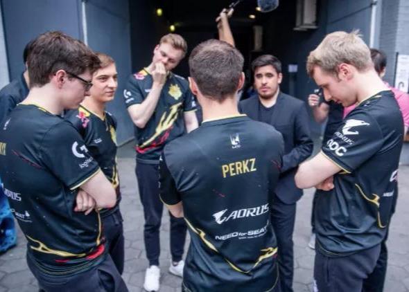 S9四强名额有蹊跷？MV的三大主角，faker、Rookie和Caps都晋级了