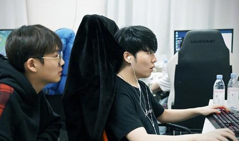 S9小组赛在即：Rookie冲分熬倒OB主播