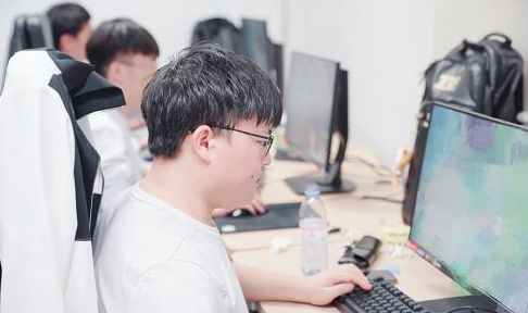 世界赛正赛将至：UZI的处境将雪上加霜