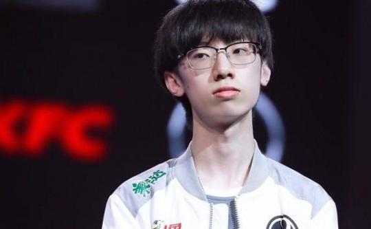 UZI排位遇企业级辅助，秀出宝蓝级游戏理解！澡子哥：你倒是A他啊