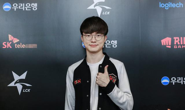 李哥正式备战S9 阿卡丽的出装秀翻众人