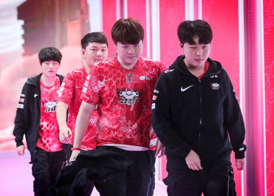 JDG快刀斩乱麻 23分钟终结PSG拿下世界赛首胜