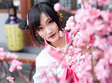 桃花林惊喜邂逅 少女阿狸轻弹古筝