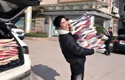 赠人玫瑰手留余香，主播骚男弘扬电竞正能量！