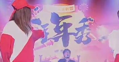 2017英雄联盟拜年秀——PDD 55开开场表演尬舞