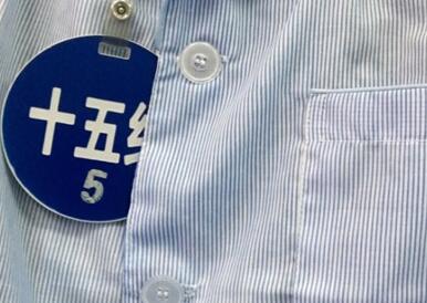 医院体检依旧不老实 笑笑化身偷拍狂魔