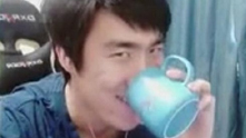 骚男现身英雄联盟快闪店 惨遭玩家GANK