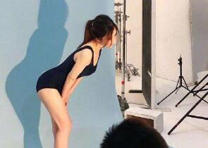 冯提莫发工作照片，结果遭网友无情调侃