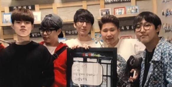 老三星休假韩国重聚 相约密室逃脱
