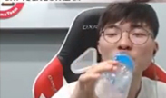 Faker受不了Huni鬼叫，差点直接喷水！