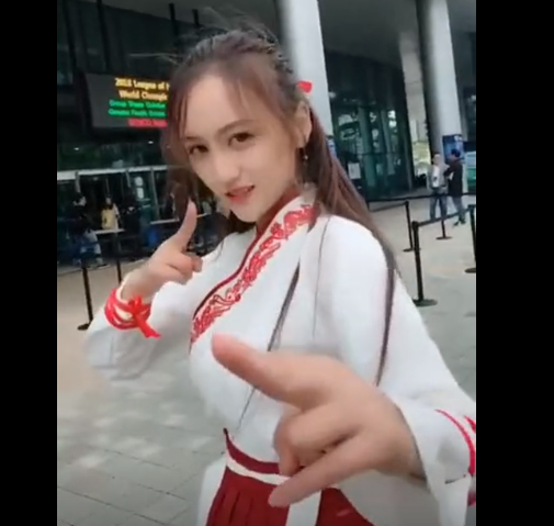 S8小组赛摇RNG锦旗应援的美女小姐姐找到啦！
