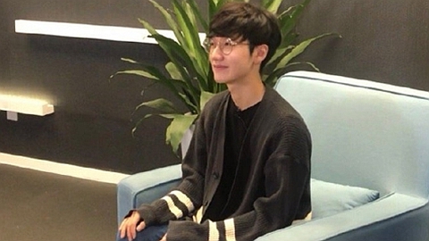 Peanut抵达LGD 正襟危坐粉丝大赞可爱