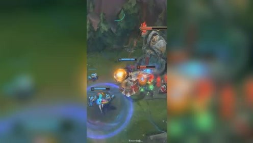  LOL：两位还想军训我？鳄鱼：对不起，我换人了！