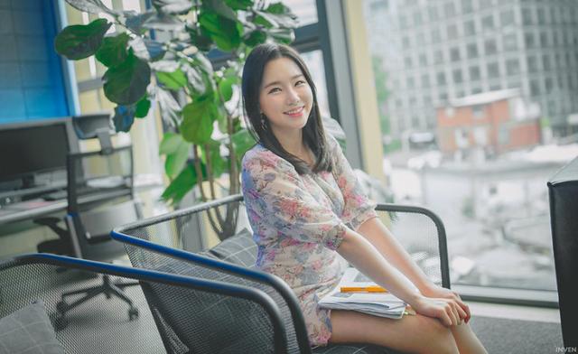 LCK新晋女主持李贞贤 为了解LOL熬夜打游戏