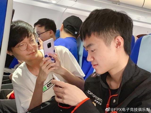 小天有多迷Knight？粉丝送的玩偶，拍照发给左手看