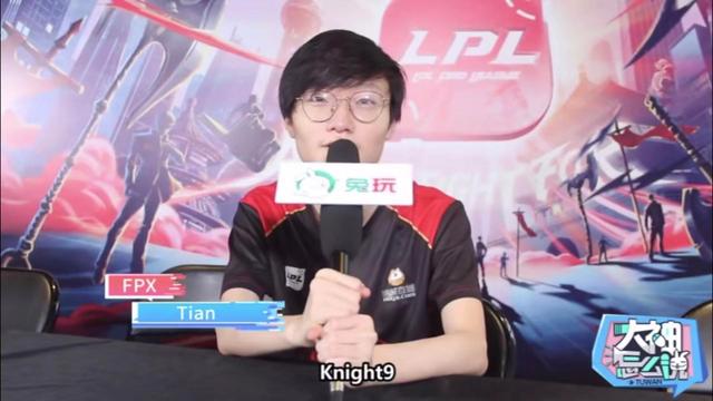 小天有多迷Knight？粉丝送的玩偶，拍照发给左手看