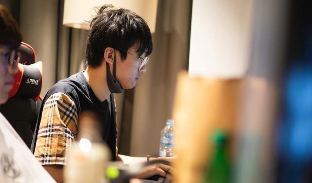 LOL：iG发布训练动态，Rookie太勤奋，铁粉十字评价宁王
