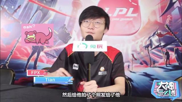 小天有多迷Knight？粉丝送的玩偶，拍照发给左手看