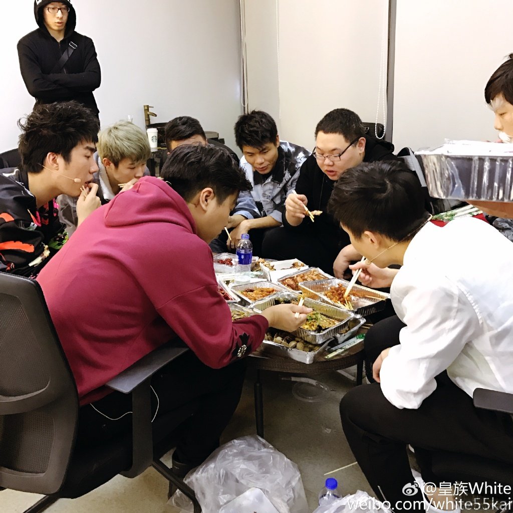 LOL主播大聚会 网友调侃身价过亿