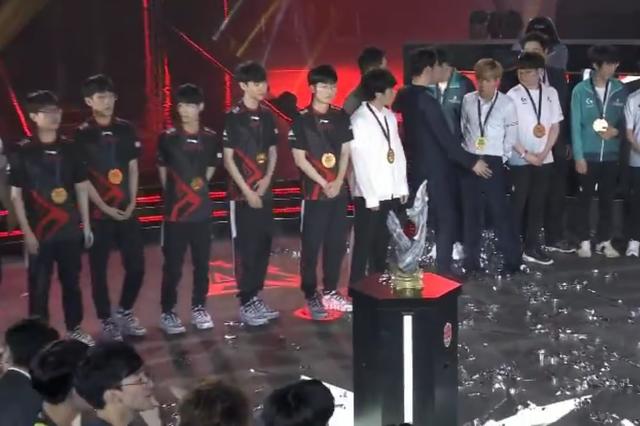 洲际赛LPL不敌LCK，仅只有FPX拿下一分，却认为输的另有原因？