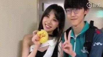 李哥又哭了 LCK主持人和他人甜美互动