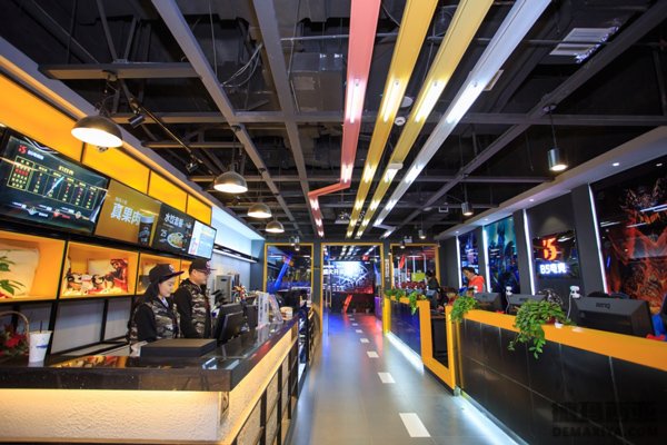 B5电竞馆扬州旗舰店  以“赛道”为设计理念