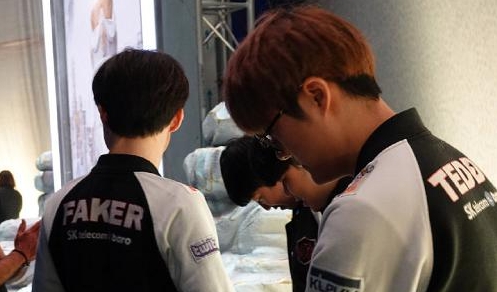 SKT遭淘汰<a href=/gaoshou/faker/ target=_blank class=infotextkey>Faker</a>上热搜 Kkoma赛后落泪