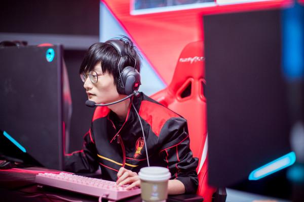 FPX晋级决赛，Crsip刘青松一战成名，<a href=/yingxiong/blitzcrank/ target=_blank class=infotextkey>机器人</a>和ming的差距太真实