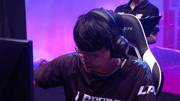 姿态秀MVP奖杯 Rookie留言堪称神回复