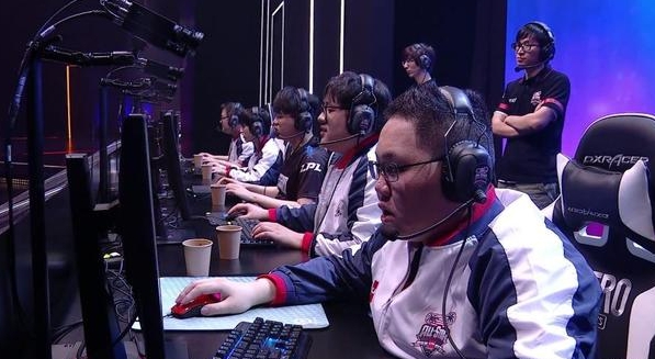 姿态秀MVP奖杯 Rookie留言堪称神回复