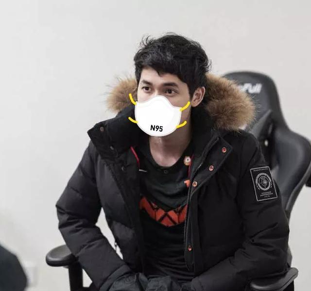 当LOL选手带上口罩：小明很高冷，Uzi嫌口罩太小，微笑是第一人