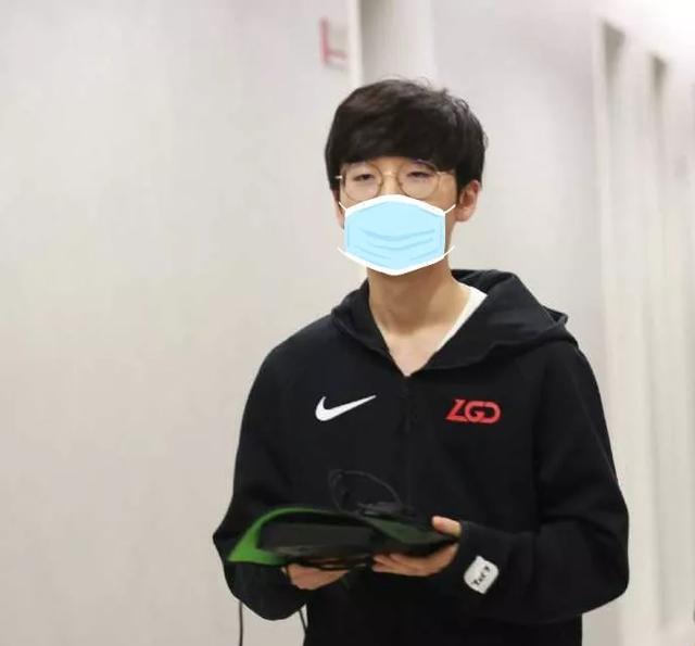 当LOL选手带上口罩：小明很高冷，Uzi嫌口罩太小，微笑是第一人